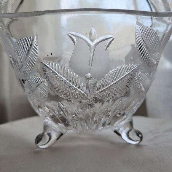 Vintage Fifth Ave Clear Glass Basket With Leaf & Tulip Design - Picture 3 of 5
